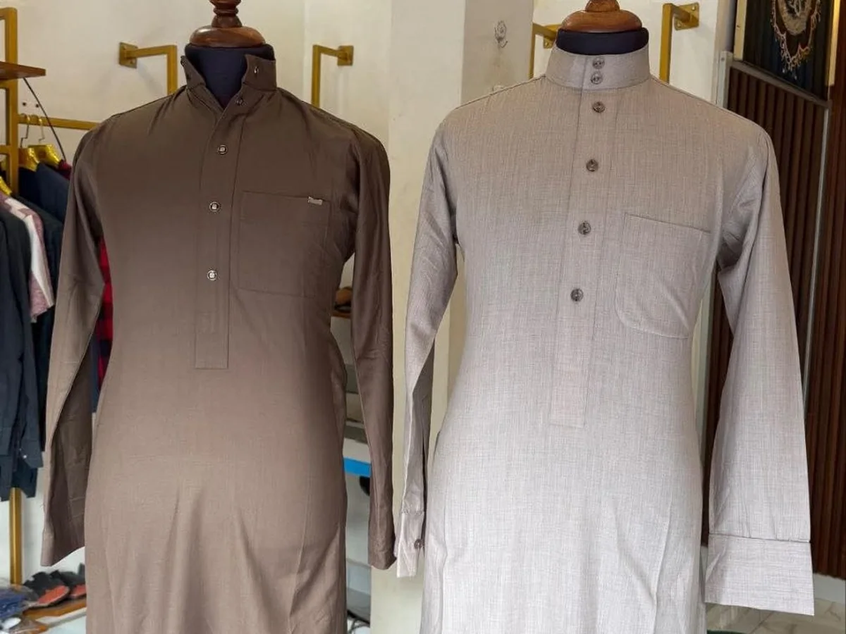 Le salon Rima Couture : kaftans sur bustes, miroir doré, marbre
